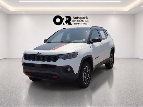 Used 2025 Jeep Compass Trailhawk AWD/4WD image 2
