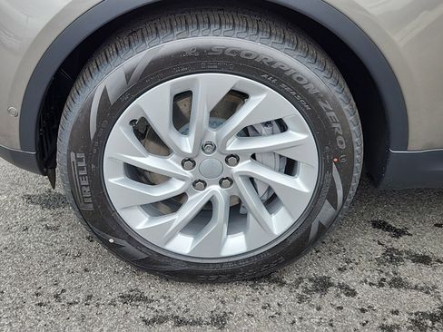 Used 2025 Land Rover Discovery S image 9