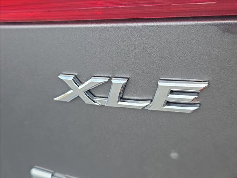 Used 2014 Toyota Camry XLE image 5