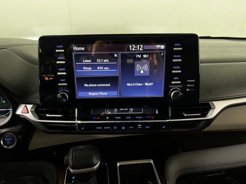 Certified 2024 Toyota Sienna XLE image 18