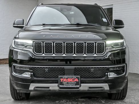Used 2023 Jeep Wagoneer L Series III w/ Preferred Equipment Group AWD/4WD image 5