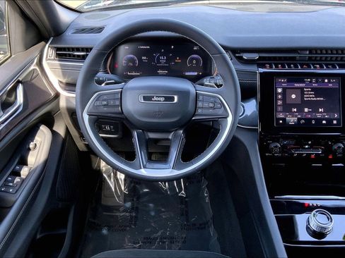 Certified 2023 Jeep Grand Cherokee Altitude image 5