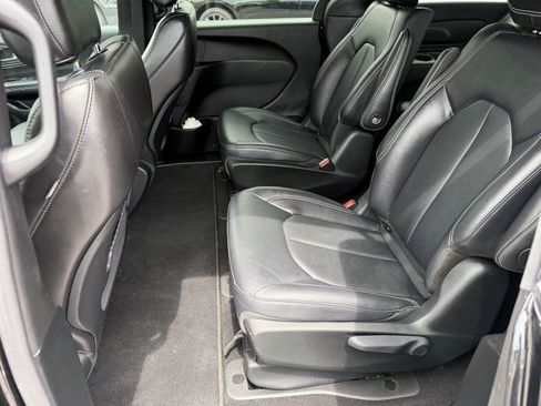 Used 2025 Chrysler Pacifica Select FWD image 4