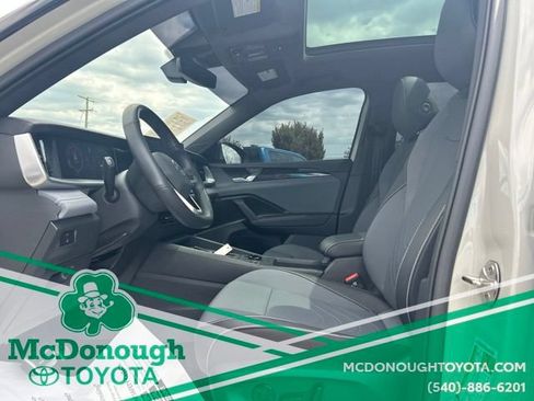 Used 2025 Volkswagen Tiguan SE R-Line AWD/4WD image 13