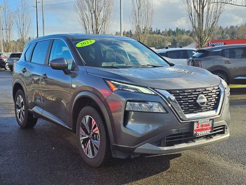 Used 2023 Nissan Rogue SV image 3