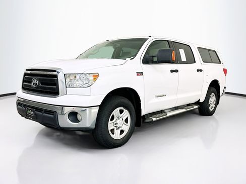 Used 2012 Toyota Tundra 4x4 CrewMax w/ Tow Pkg image 3