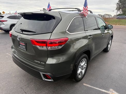 Used 2019 Toyota Highlander AWD V6 image 5