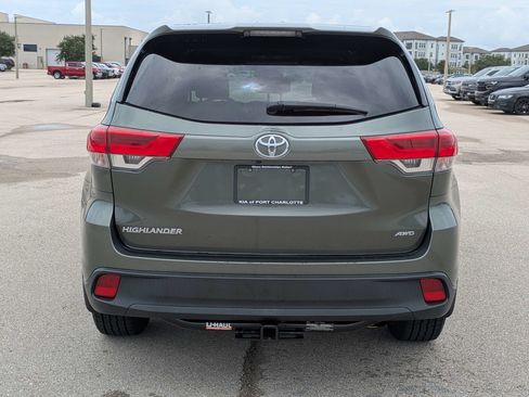 Used 2019 Toyota Highlander LE AWD/4WD image 6