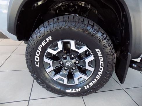 Used 2020 Toyota Tacoma TRD Off-Road w/ TRD Premium Off Road Package AWD/4WD image 11