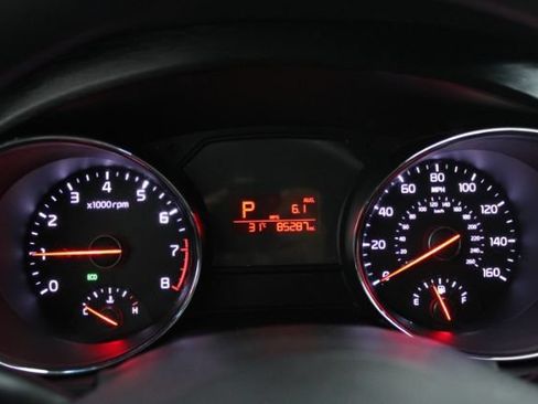 Used 2016 Kia Sedona LX w/ Option Group 020 FWD image 17