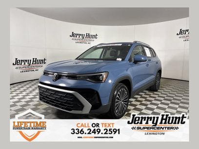 Used 2025 Volkswagen Taos SE w/ Panoramic Sunroof Package
