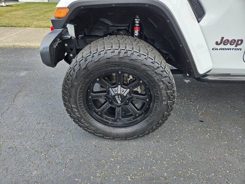 Used 2022 Jeep Gladiator Rubicon w/ Dual Top Group AWD/4WD image 9