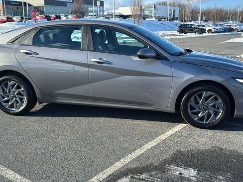 Used 2024 Hyundai Elantra SEL image 3
