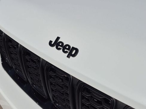Used 2025 Jeep Grand Cherokee Altitude RWD image 11