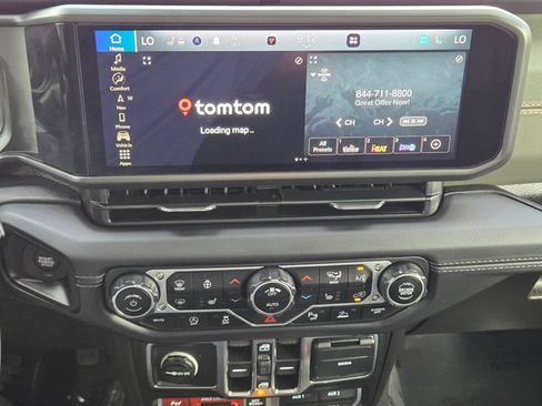 Used 2025 Jeep Gladiator Mojave AWD/4WD image 16