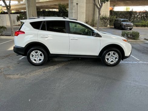 Used 2013 Toyota RAV4 LE FWD image 9