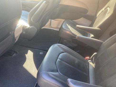 Used 2020 Chrysler Pacifica Touring-L image 4