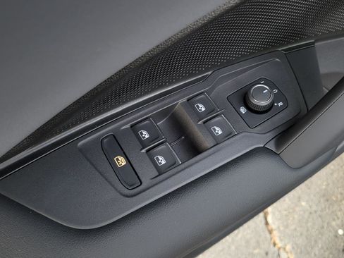 Certified 2025 Volkswagen Tiguan SE image 17