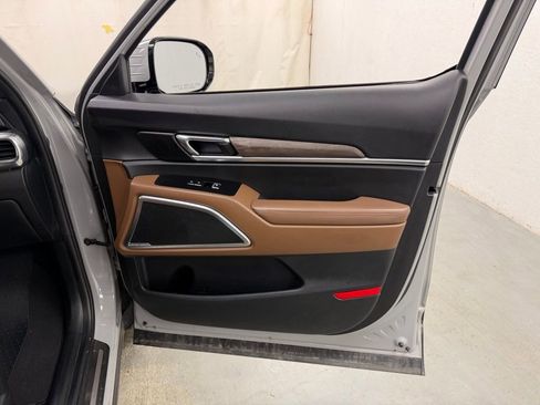 Used 2022 Kia Telluride SX w/ SX Prestige Package image 8