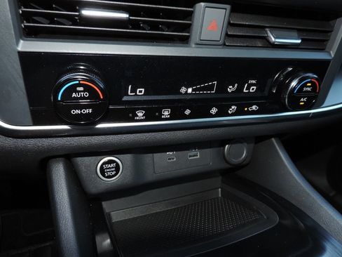 Used 2023 Nissan Rogue SV FWD image 23