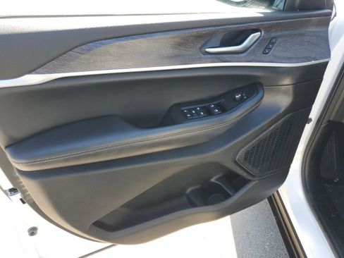 Used 2023 Jeep Grand Cherokee Limited image 8