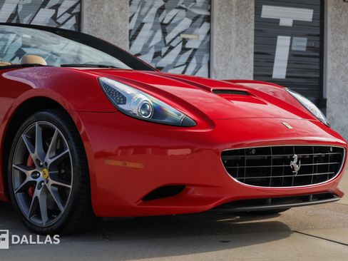Used 2010 Ferrari California RWD image 3