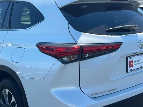 Used 2022 Toyota Highlander XLE AWD/4WD image 9