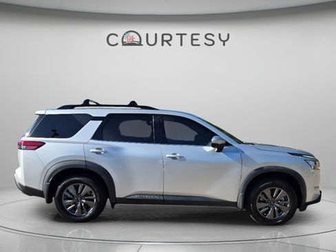 Certified 2022 Nissan Pathfinder SV FWD image 8