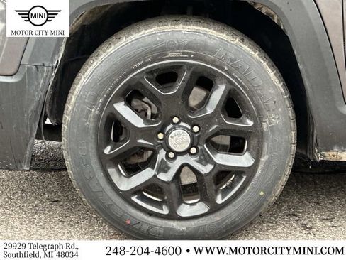 Used 2018 Jeep Renegade Latitude w/ Popular Equipment Group FWD image 11