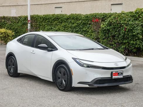 Used 2025 Toyota Prius LE FWD image 3