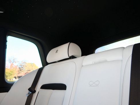 Certified 2022 Rolls-Royce Cullinan Black Badge image 28