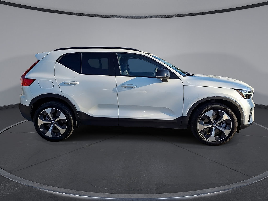 Certified 2025 Volvo XC40 B5 Plus AWD/4WD image 6