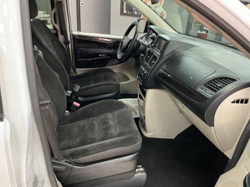 Used 2019 Dodge Grand Caravan SE w/ UConnect Hands-Free Group image 24