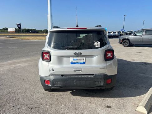 Used 2018 Jeep Renegade Latitude FWD image 4