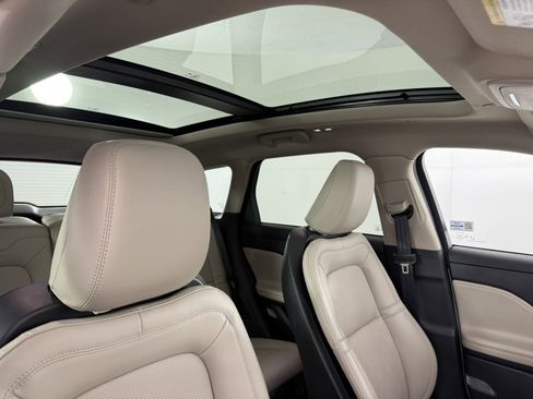 Used 2025 Lincoln Corsair Reserve image 13