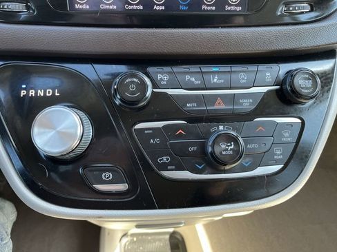 Used 2019 Chrysler Pacifica Touring-L Plus image 18