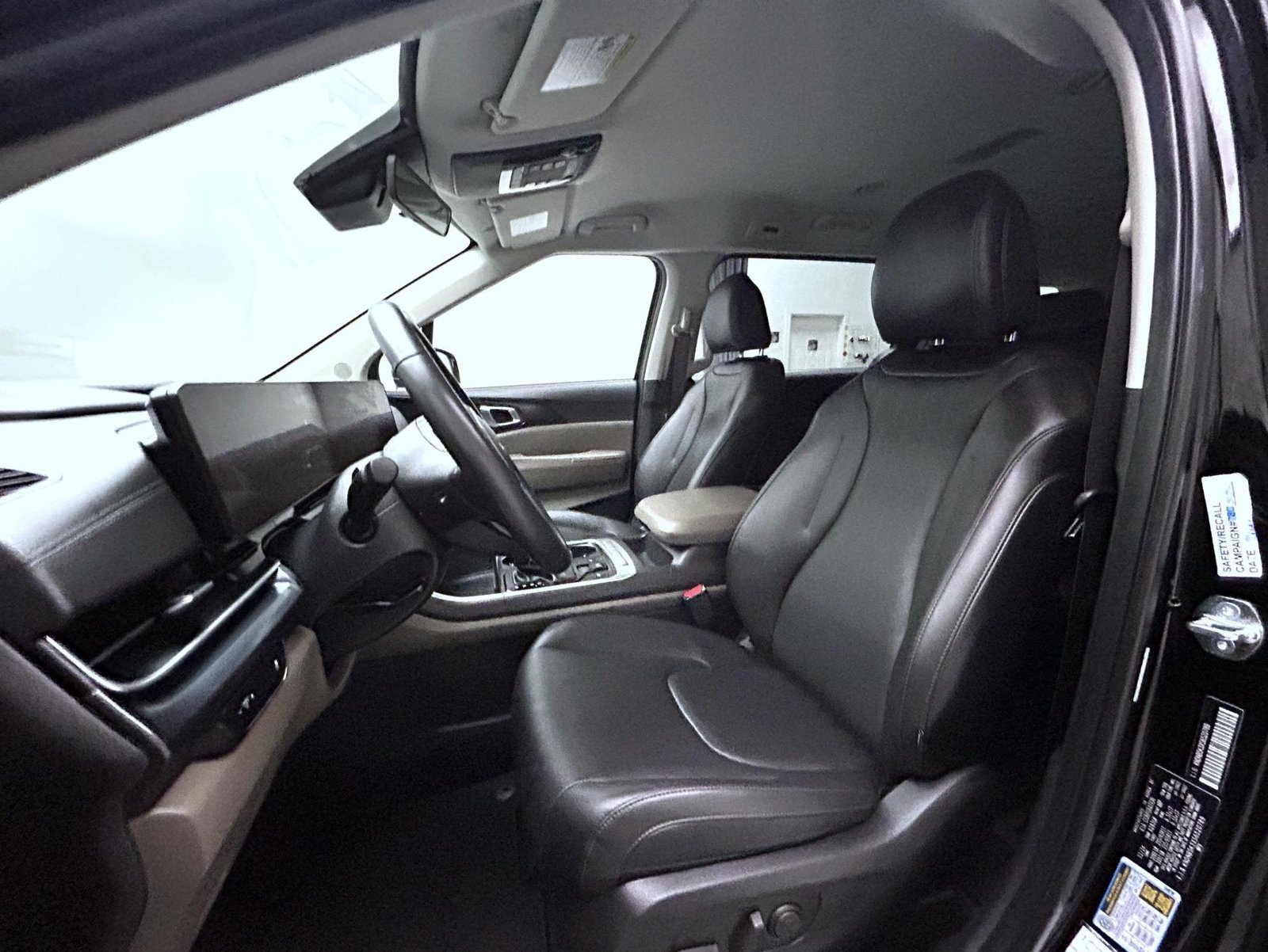 Used 2025 Kia Carnival FWD image 10