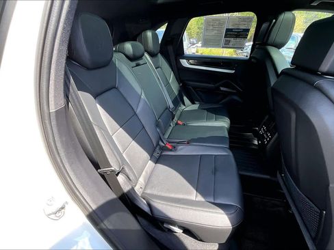 Used 2025 Porsche Cayenne AWD/4WD image 20