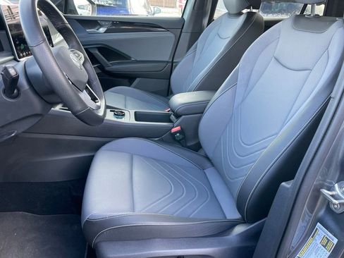 Certified 2025 Volkswagen Tiguan SE R-Line image 6