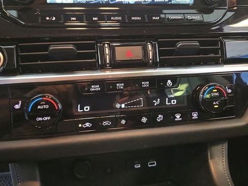 Used 2024 Nissan Pathfinder SL FWD image 19