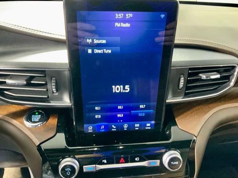 Used 2021 Ford Explorer King Ranch w/ Premium Technology Package image 23