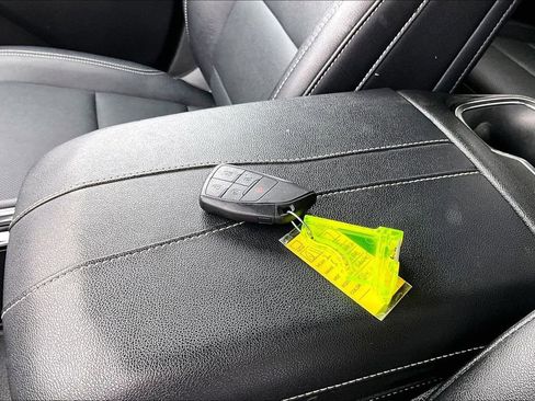 Used 2025 Chevrolet Traverse LT image 36