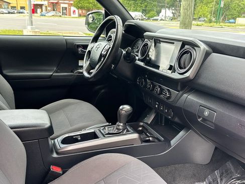 Used 2019 Toyota Tacoma TRD Off-Road AWD/4WD image 11