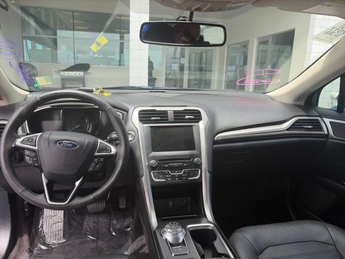 Used 2017 Ford Fusion SE w/ Fusion SE Technology Package FWD image 11