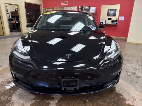 Used 2019 Tesla Model 3 Standard Range Plus image 2