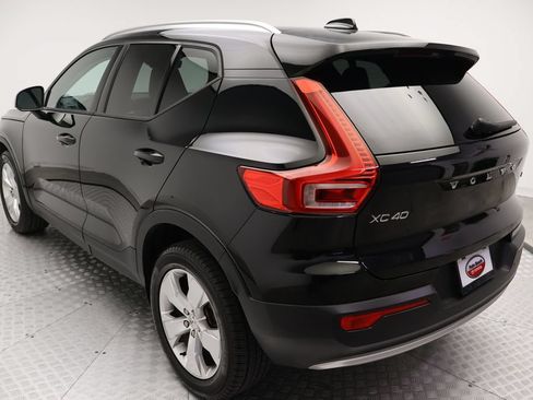 Used 2021 Volvo XC40 T4 Momentum w/ Premium Package FWD image 11