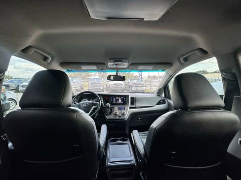 Used 2017 Toyota Sienna SE image 16