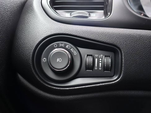 Used 2020 Jeep Renegade Altitude w/ UConnect 8.4 Nav Group FWD image 24