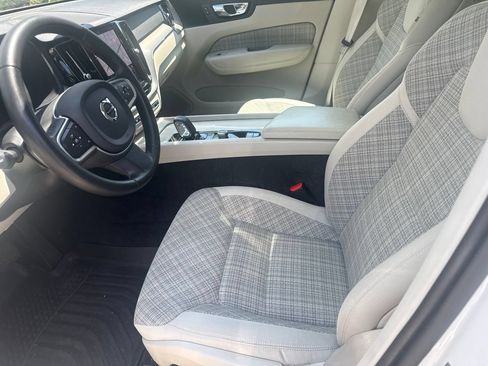 Used 2022 Volvo XC60 B5 Momentum FWD image 2