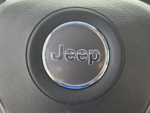 Used 2019 Jeep Cherokee Limited image 27